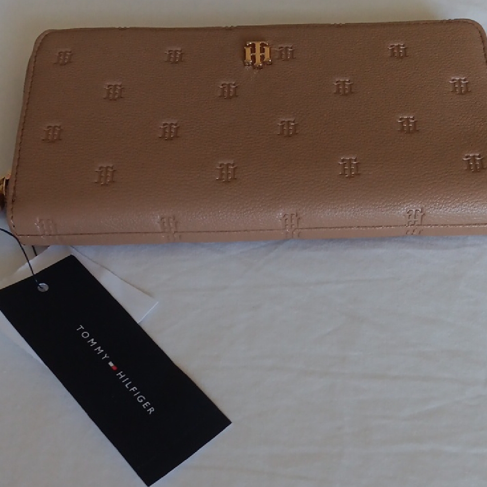 NWT.Tommy Hilfiger Tan Embossed Zip-Around Wallet - Picture 3 of 8